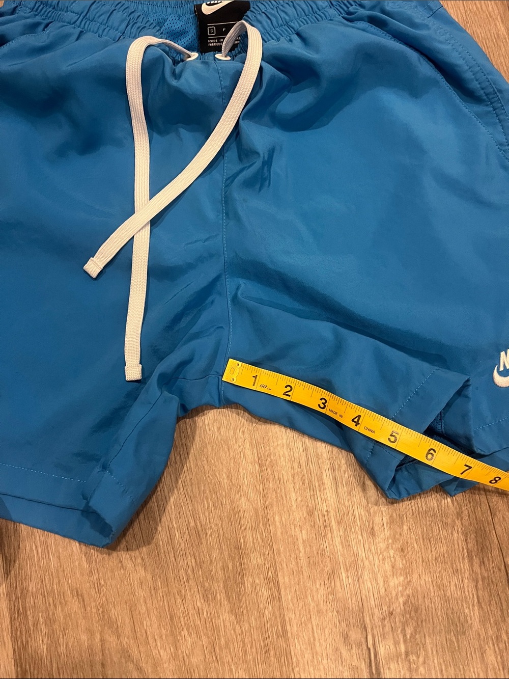 Nike Men’s woven bright shorts - Picture 3 of 3